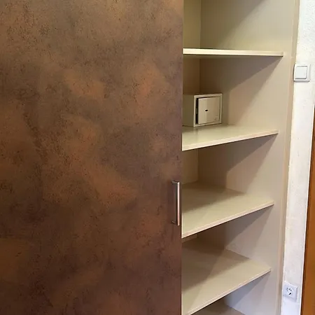 Schwarzer Adler מלון 3*