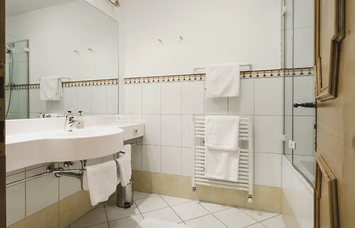 Schwarzer Adler Szálloda 3*